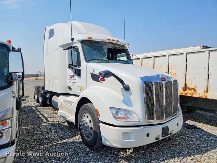 image for item YA4587 2022 Peterbilt 579 semi truck