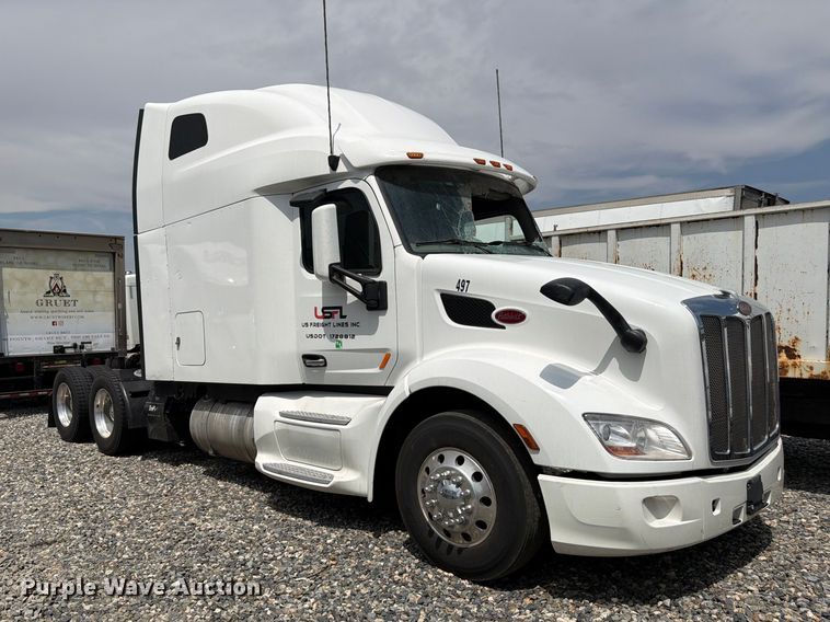 image for item YA4587 2022 Peterbilt 579 semi truck