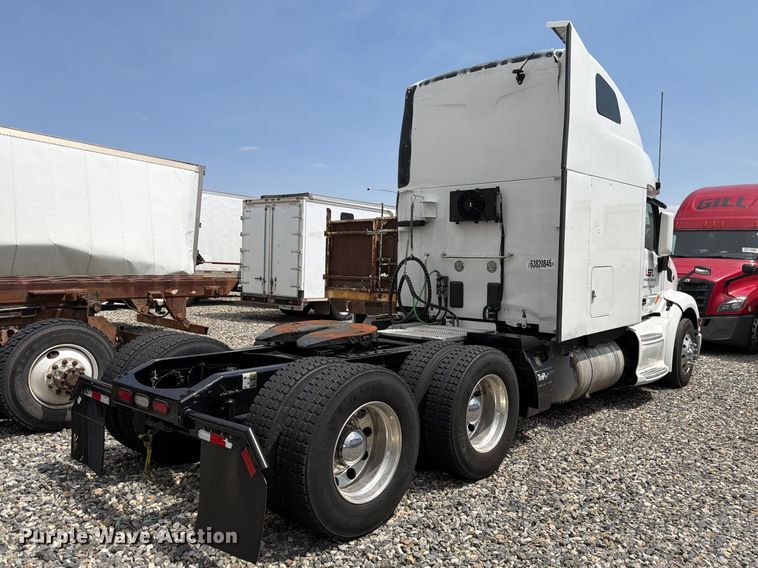 image for item YA4587 2022 Peterbilt 579 semi truck
