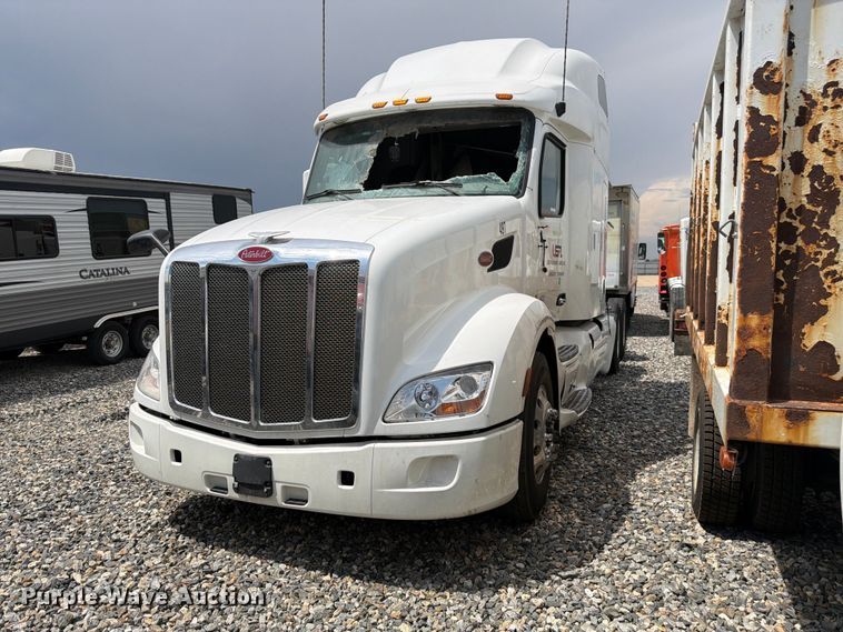 image for item YA4587 2022 Peterbilt 579 semi truck