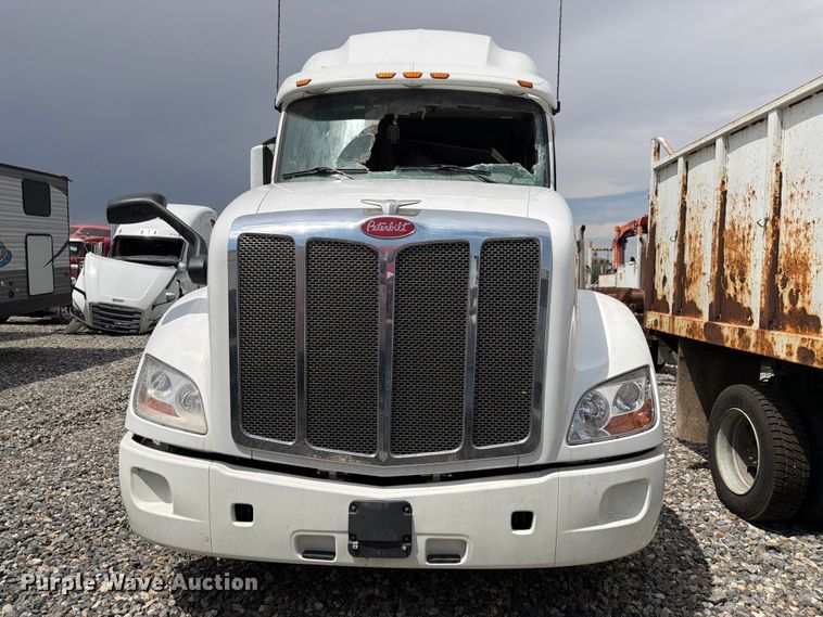 image for item YA4587 2022 Peterbilt 579 semi truck