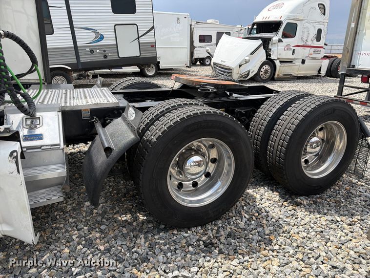 image for item YA4587 2022 Peterbilt 579 semi truck