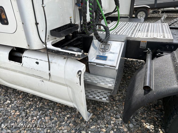 image for item YA4587 2022 Peterbilt 579 semi truck