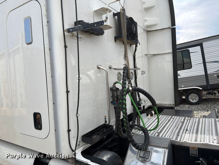 image for item YA4587 2022 Peterbilt 579 semi truck