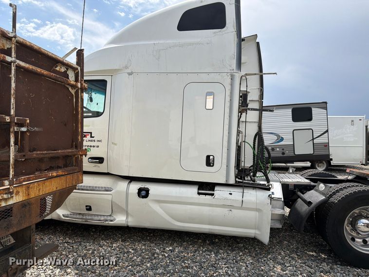 image for item YA4587 2022 Peterbilt 579 semi truck