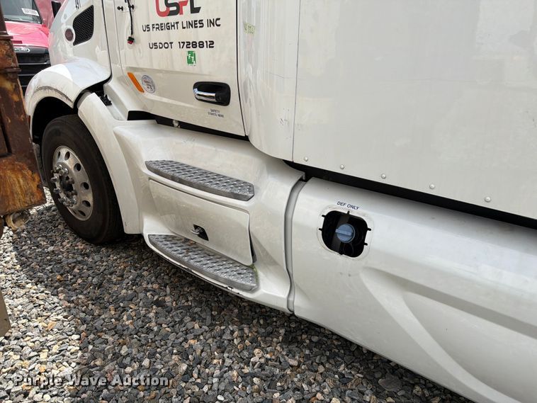 image for item YA4587 2022 Peterbilt 579 semi truck