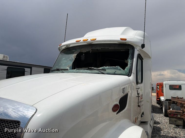 image for item YA4587 2022 Peterbilt 579 semi truck
