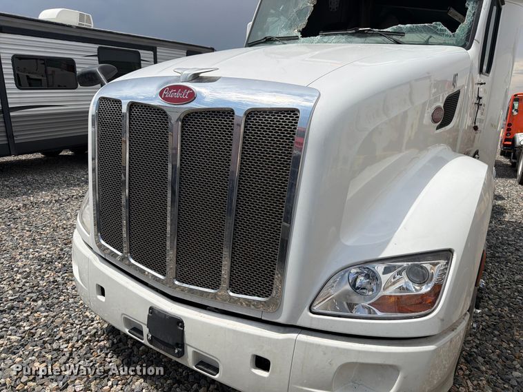image for item YA4587 2022 Peterbilt 579 semi truck