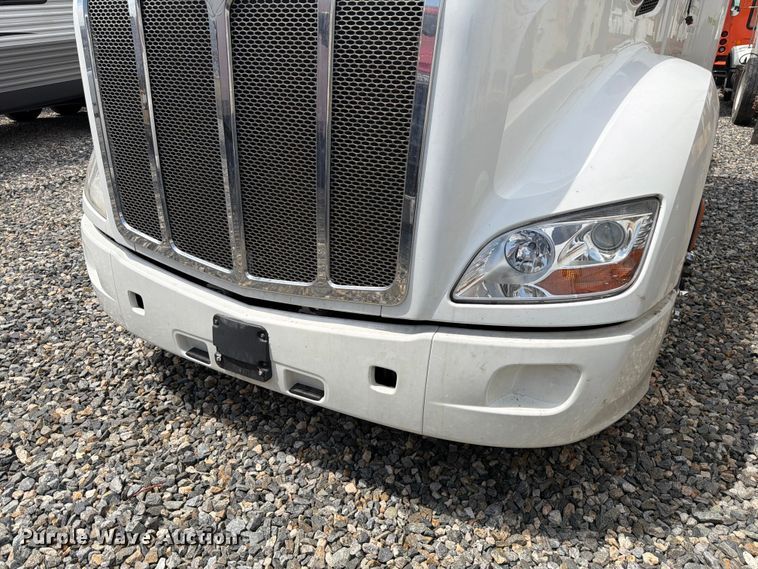 image for item YA4587 2022 Peterbilt 579 semi truck