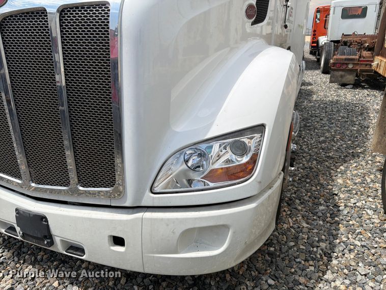 image for item YA4587 2022 Peterbilt 579 semi truck