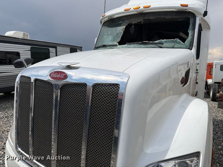 image for item YA4587 2022 Peterbilt 579 semi truck