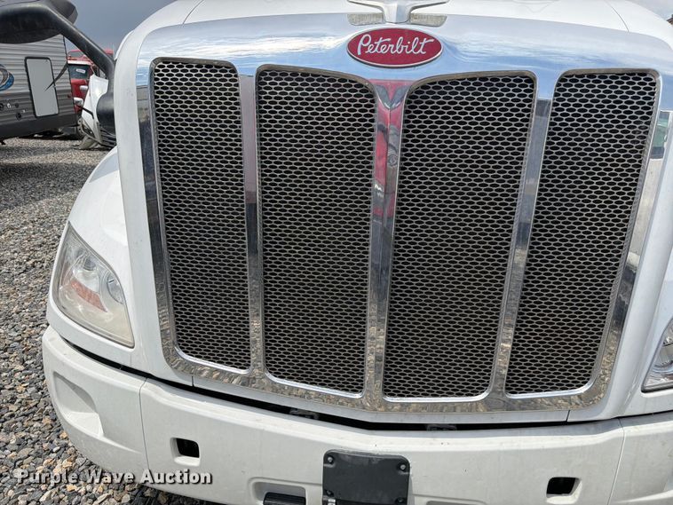 image for item YA4587 2022 Peterbilt 579 semi truck