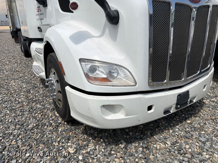 image for item YA4587 2022 Peterbilt 579 semi truck