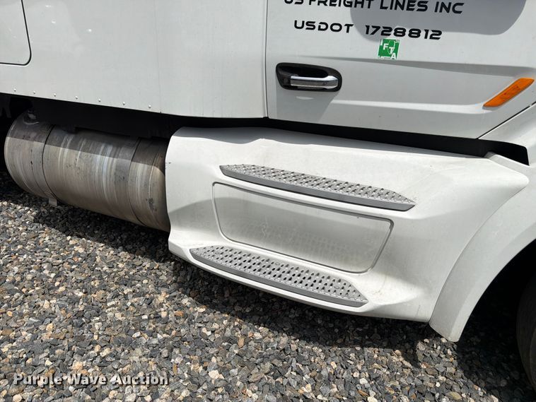 image for item YA4587 2022 Peterbilt 579 semi truck