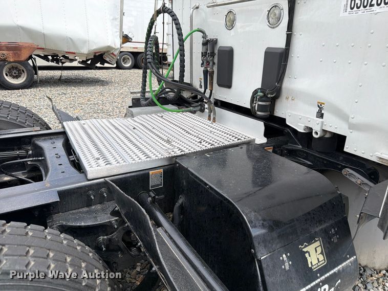 image for item YA4587 2022 Peterbilt 579 semi truck