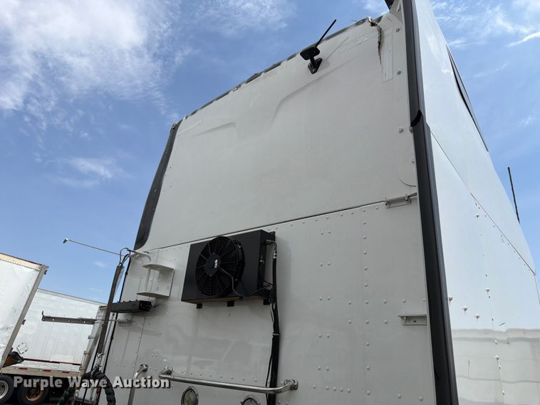 image for item YA4587 2022 Peterbilt 579 semi truck