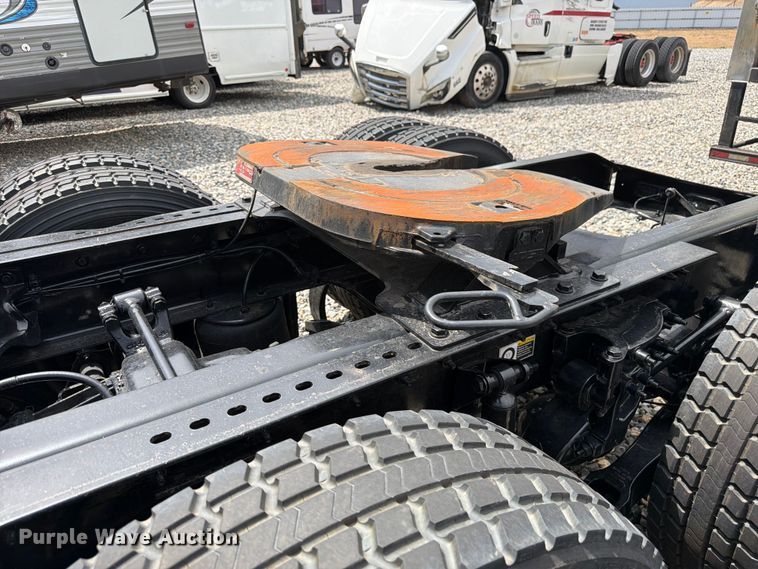 image for item YA4587 2022 Peterbilt 579 semi truck