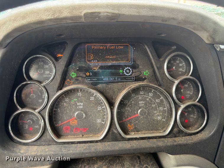 image for item YA4587 2022 Peterbilt 579 semi truck