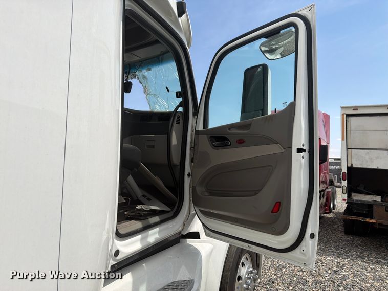 image for item YA4587 2022 Peterbilt 579 semi truck