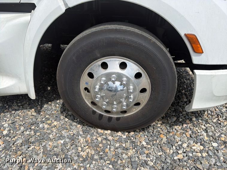 image for item YA4587 2022 Peterbilt 579 semi truck