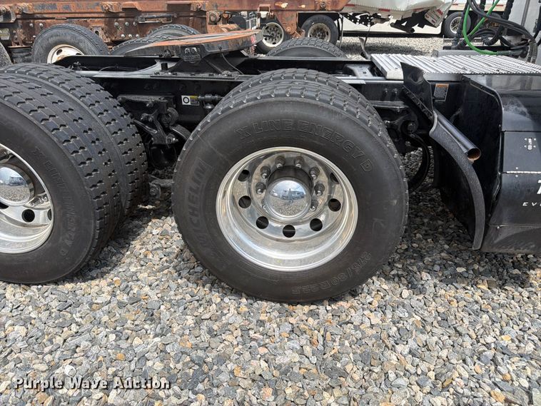 image for item YA4587 2022 Peterbilt 579 semi truck