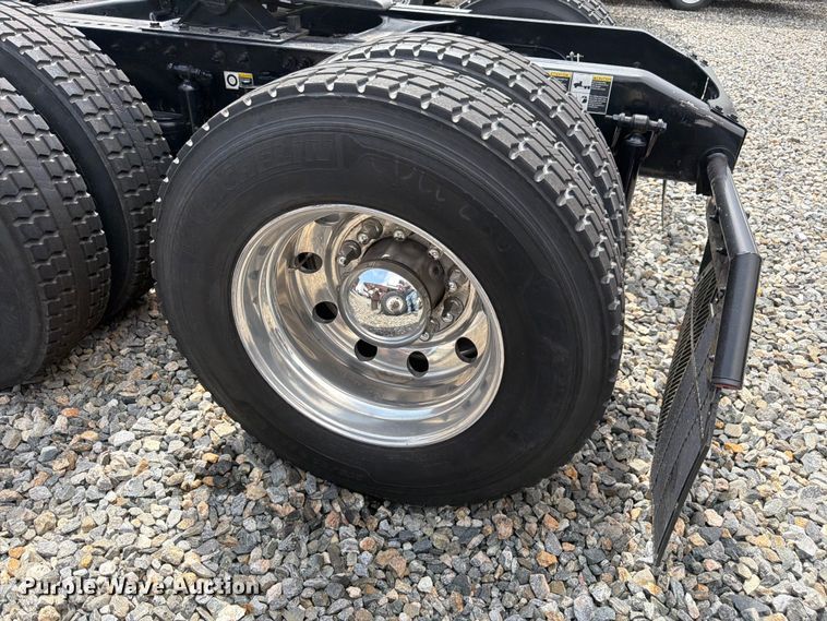 image for item YA4587 2022 Peterbilt 579 semi truck