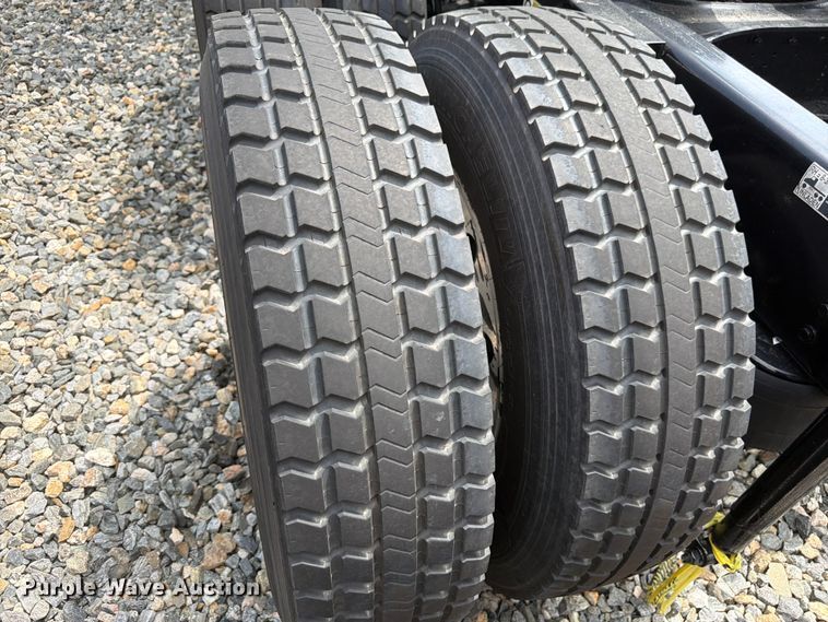 image for item YA4587 2022 Peterbilt 579 semi truck