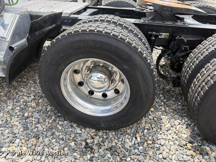 image for item YA4587 2022 Peterbilt 579 semi truck