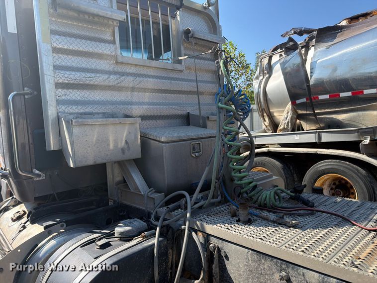 image for item YA4709 2019 Peterbilt 567 semi truck