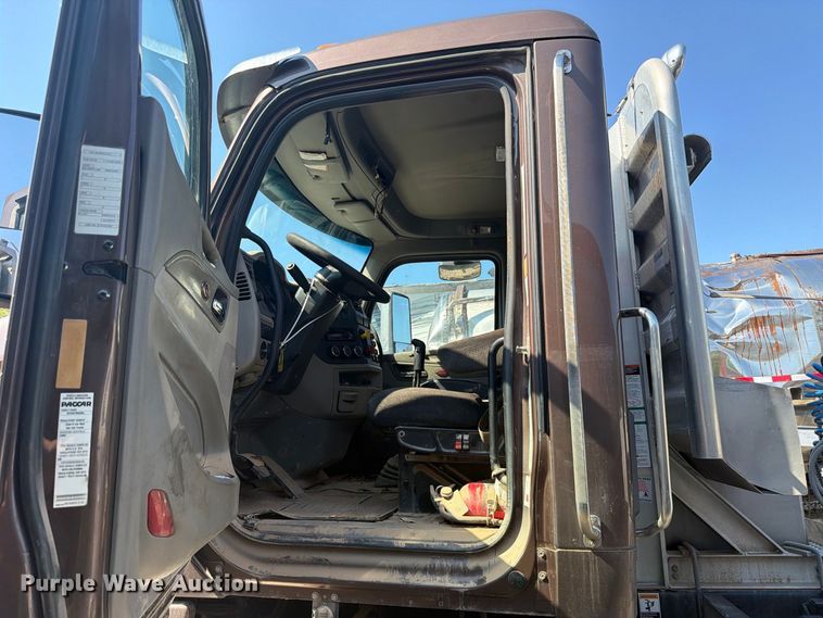 image for item YA4709 2019 Peterbilt 567 semi truck