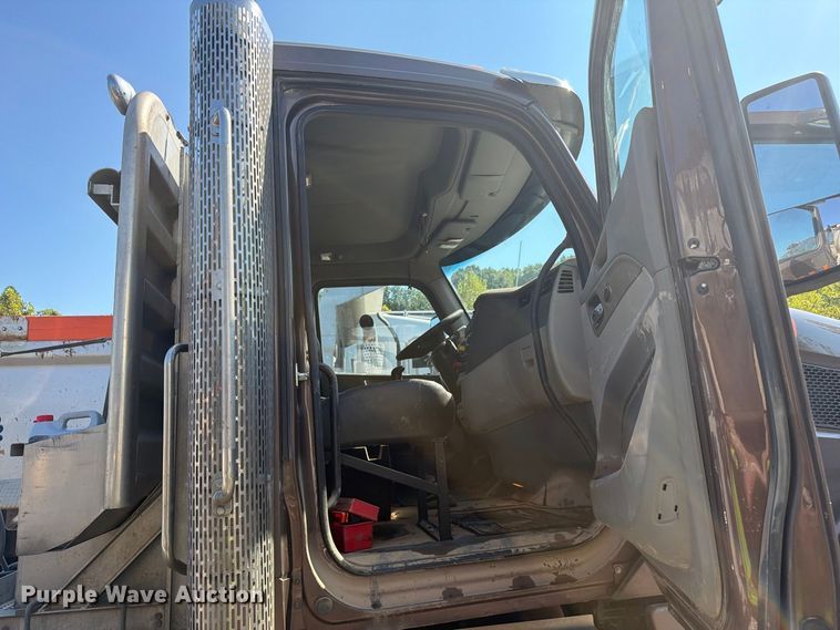 image for item YA4709 2019 Peterbilt 567 semi truck