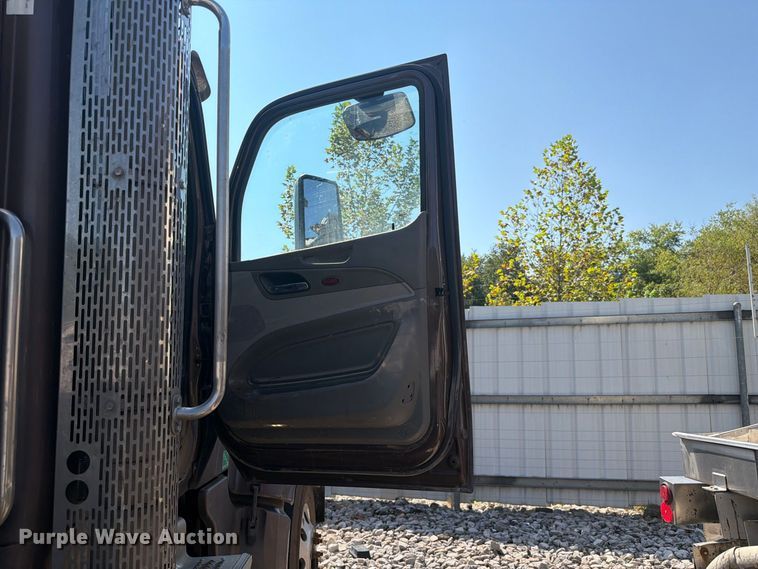 image for item YA4709 2019 Peterbilt 567 semi truck