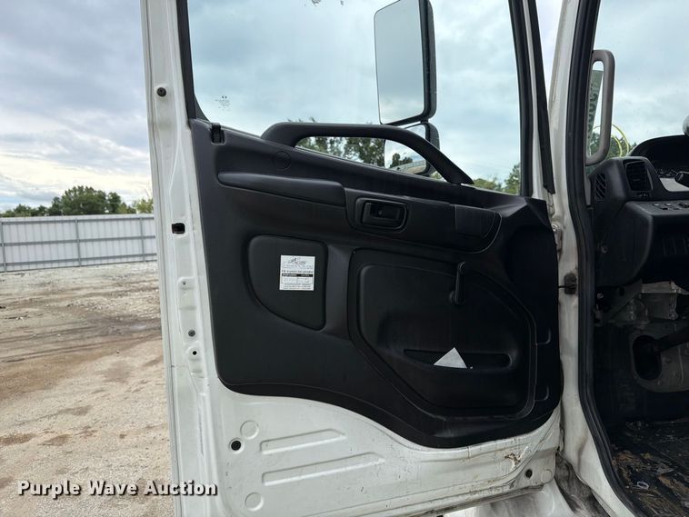 image for item YA4816 2020 Hino 268 box truck