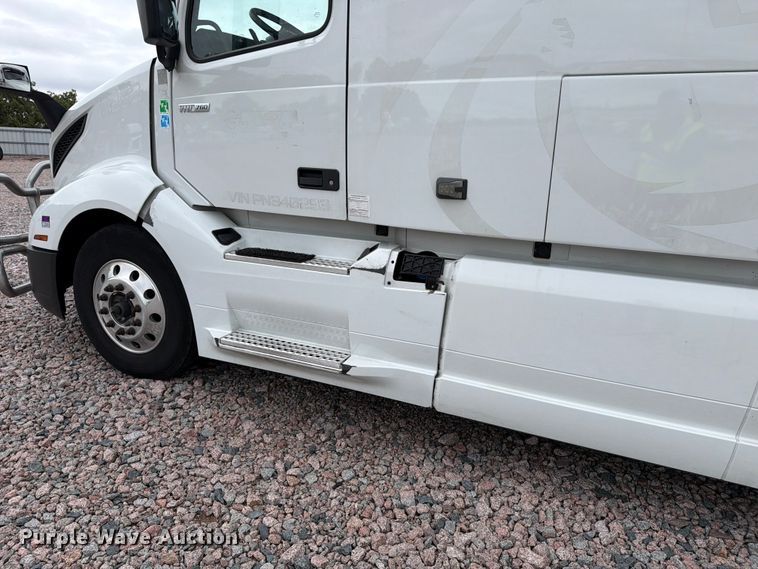 image for item YA5020 2023 Volvo VNL semi truck