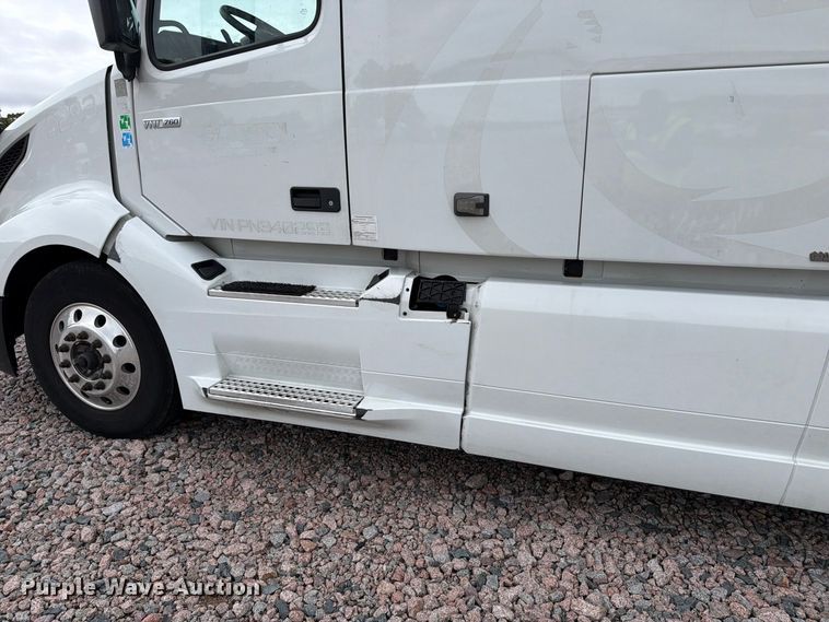 image for item YA5020 2023 Volvo VNL semi truck
