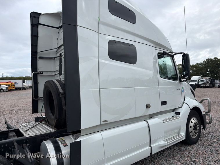 image for item YA5020 2023 Volvo VNL semi truck