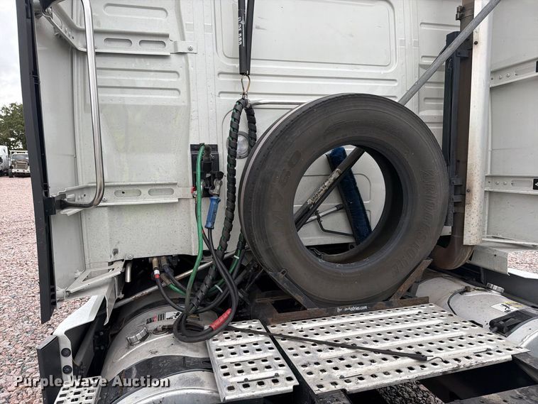 image for item YA5020 2023 Volvo VNL semi truck