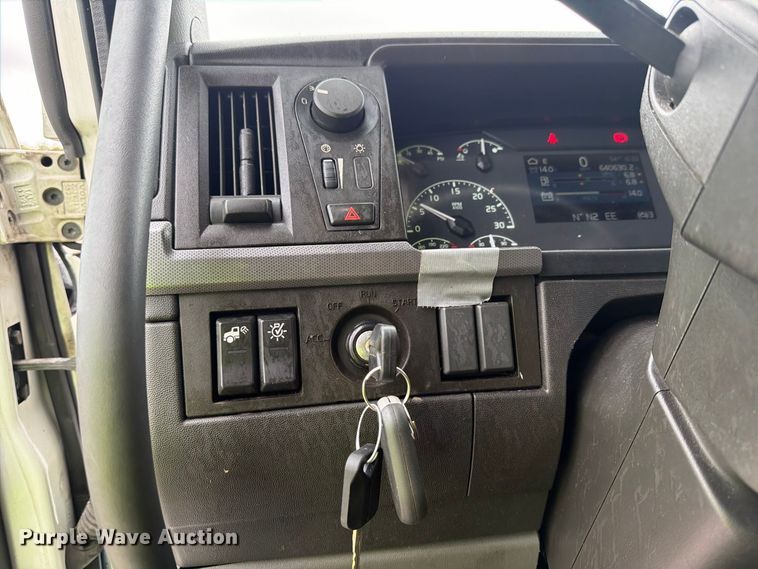 image for item YA5020 2023 Volvo VNL semi truck