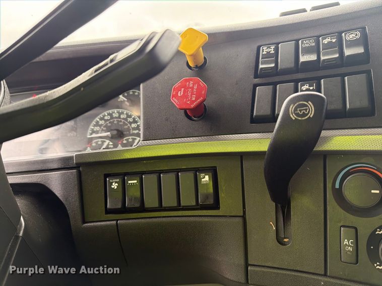 image for item YA5020 2023 Volvo VNL semi truck