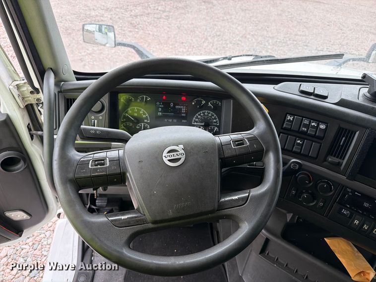 image for item YA5020 2023 Volvo VNL semi truck