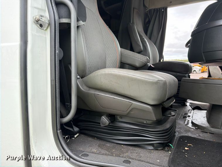 image for item YA5020 2023 Volvo VNL semi truck