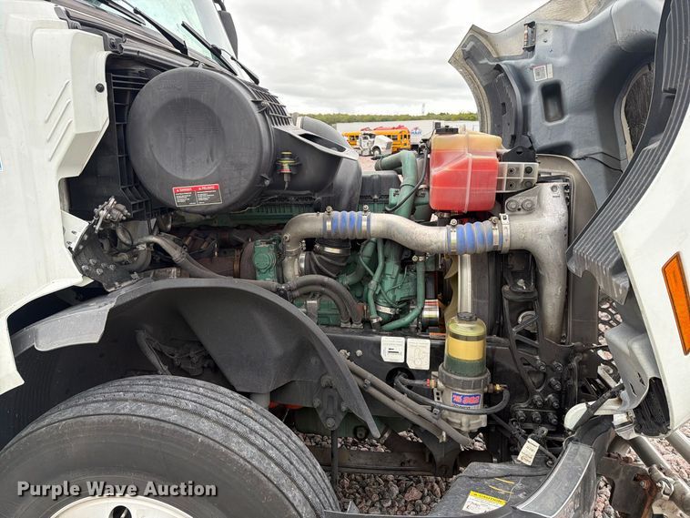 image for item YA5020 2023 Volvo VNL semi truck