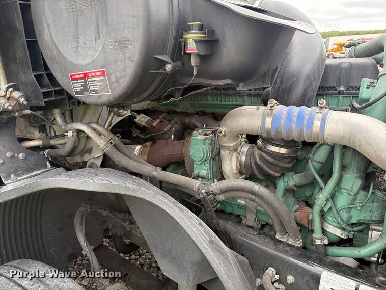 image for item YA5020 2023 Volvo VNL semi truck