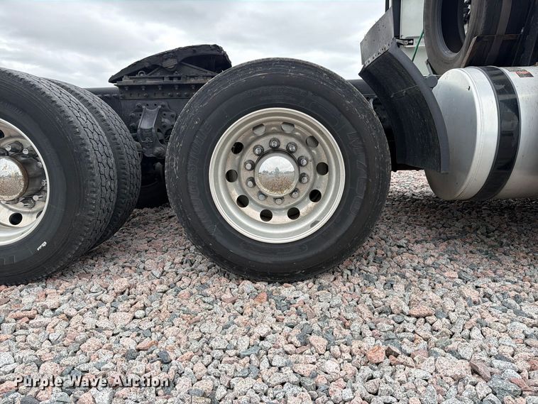 image for item YA5020 2023 Volvo VNL semi truck