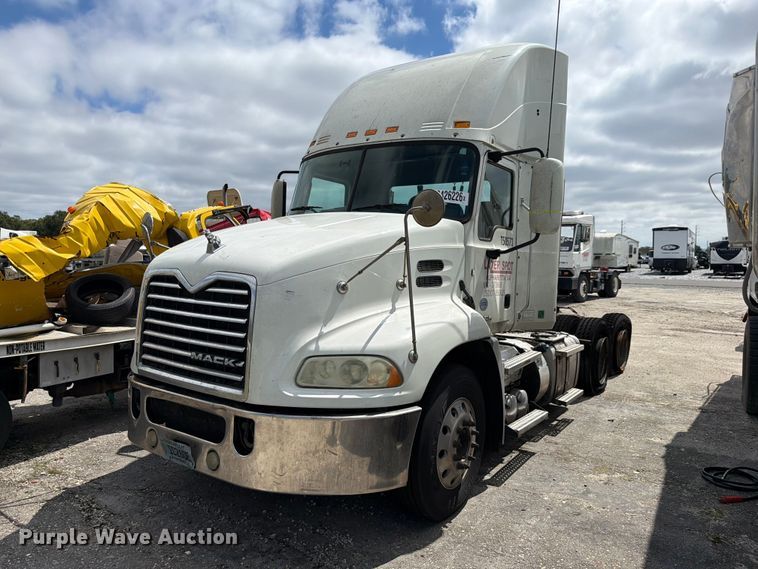 2015 Mack CXU613 semi truck