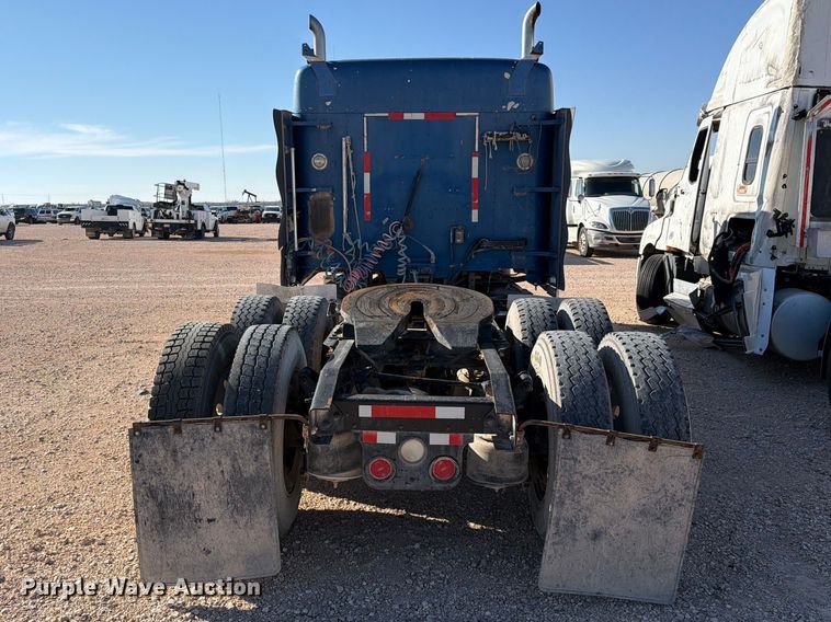 image for item YA5066 2007 Freightliner FLD132 semi truck