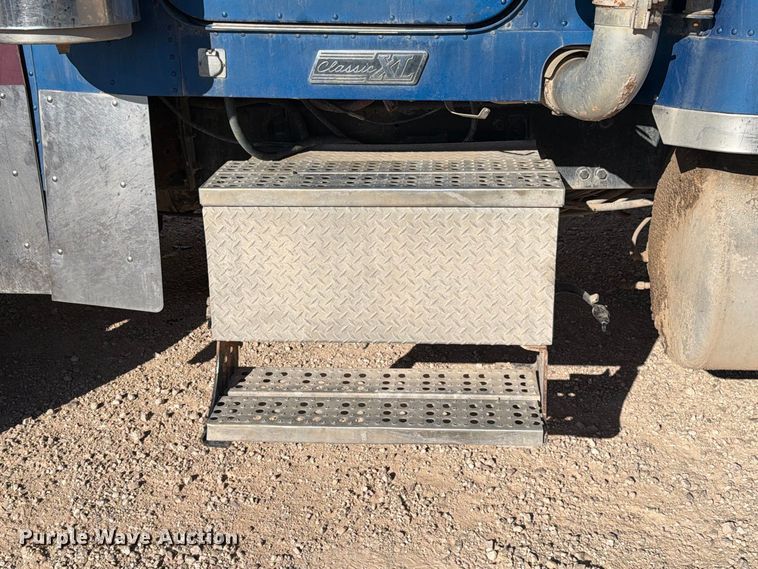image for item YA5066 2007 Freightliner FLD132 semi truck