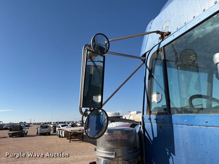 image for item YA5066 2007 Freightliner FLD132 semi truck