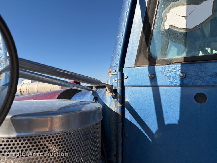 image for item YA5066 2007 Freightliner FLD132 semi truck