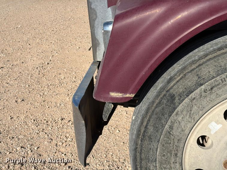 image for item YA5066 2007 Freightliner FLD132 semi truck